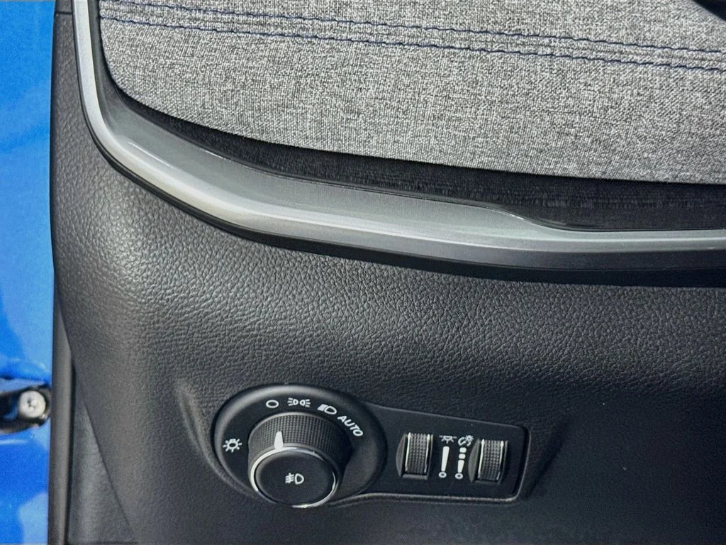 Used 2025 Blue Jeep Latitude image 10