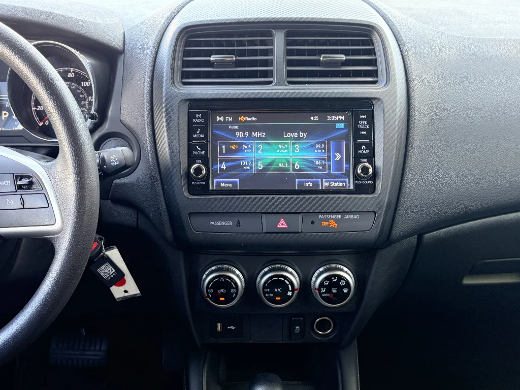 Used 2025 Labrador Black Pearl Mitsubishi ES image 16