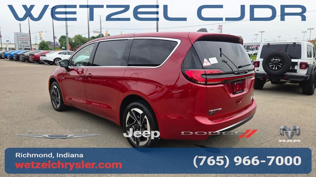 New 2027 Red Hot Pearl-Coat Exterior Paint Chrysler Limited image 5