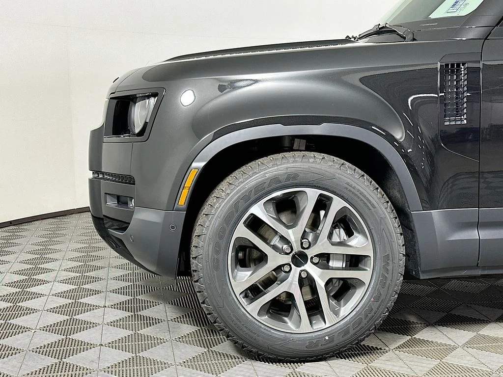 New 2026 Santorini Black Land Rover S image 9