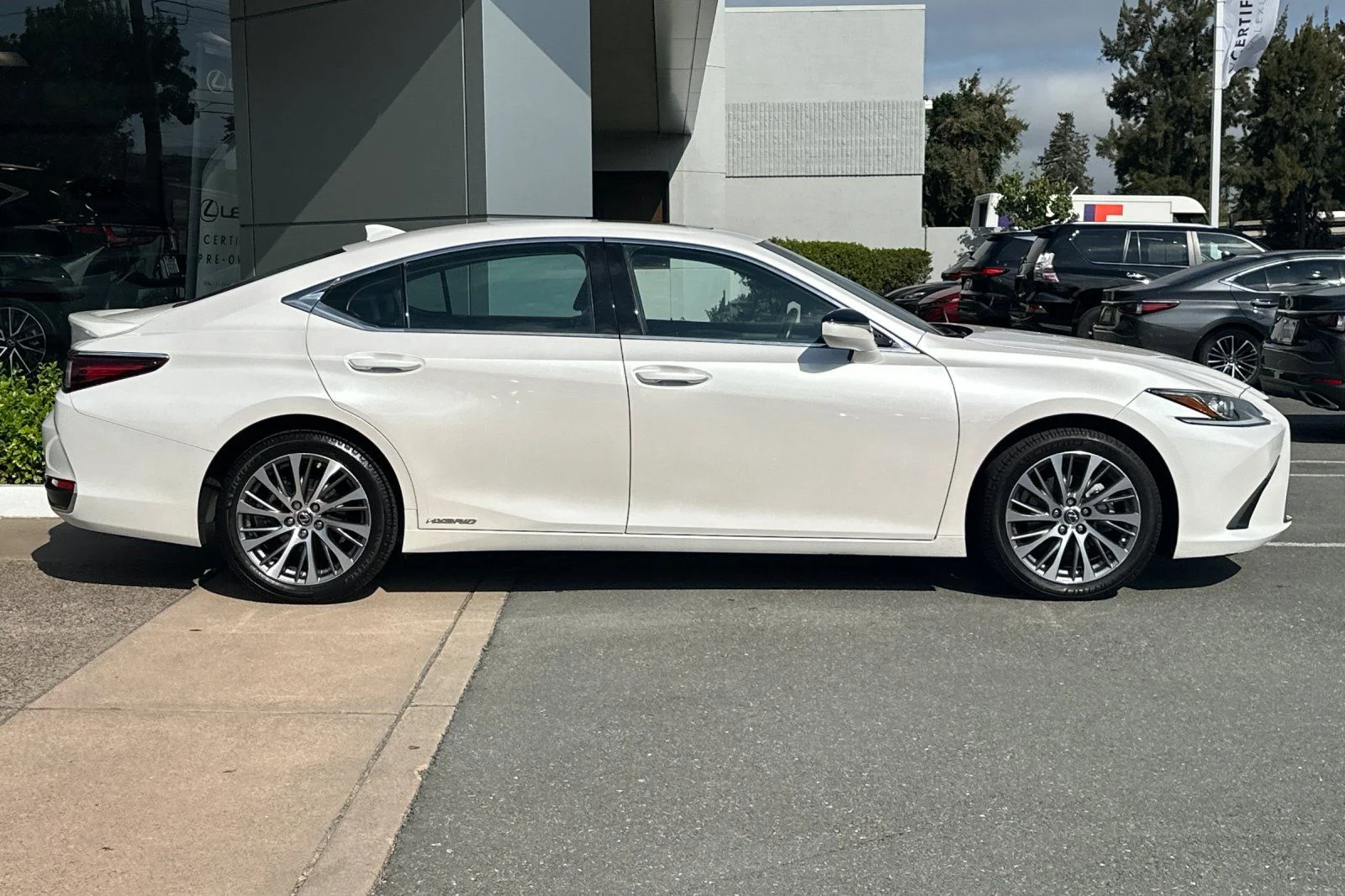Used 2020 White Pearl Lexus 300h image 3