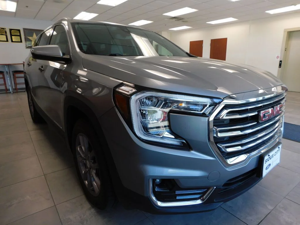 Used 2023 Sterling GMC SLT image 3