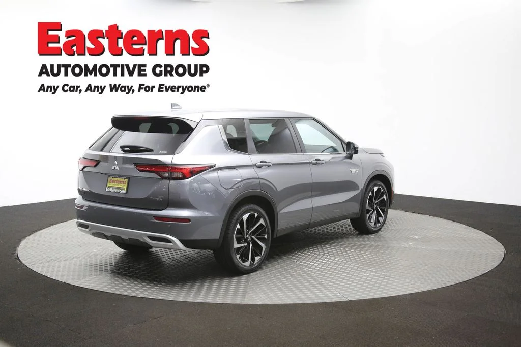 Used 2023 Silver Mitsubishi SE image 41