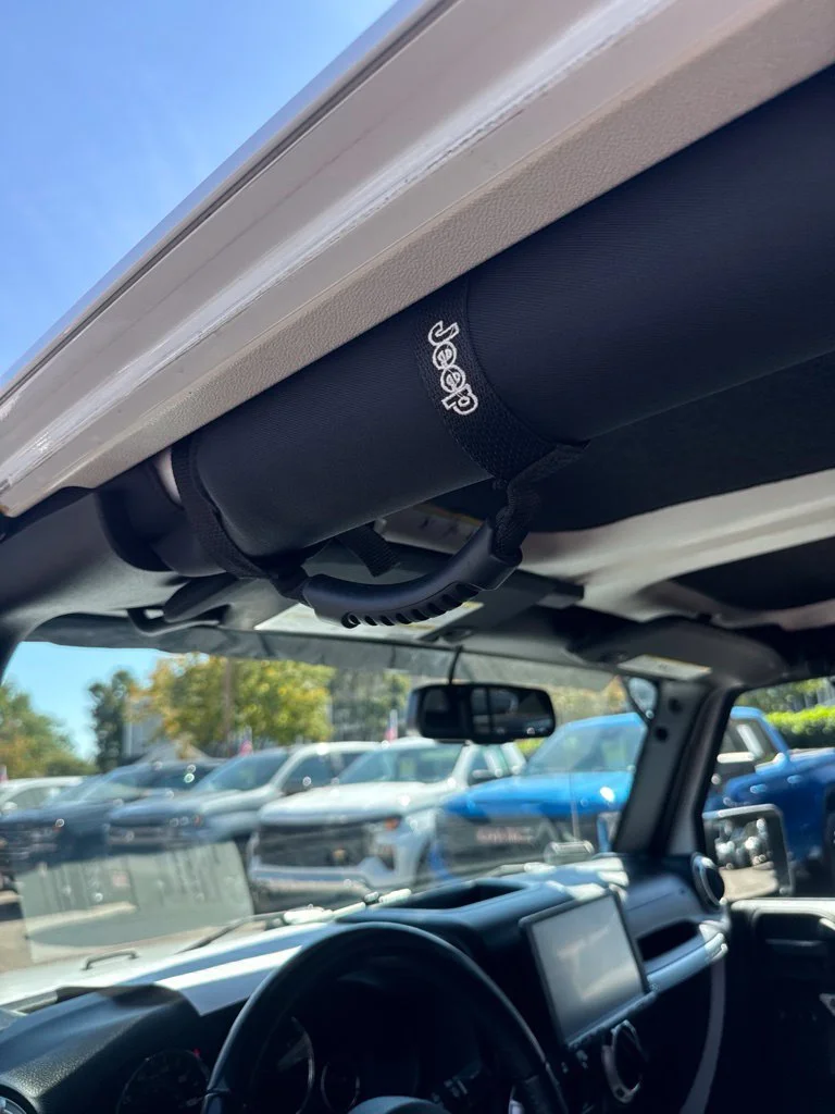 Used 2017 White Jeep Unlimited Sahara image 17