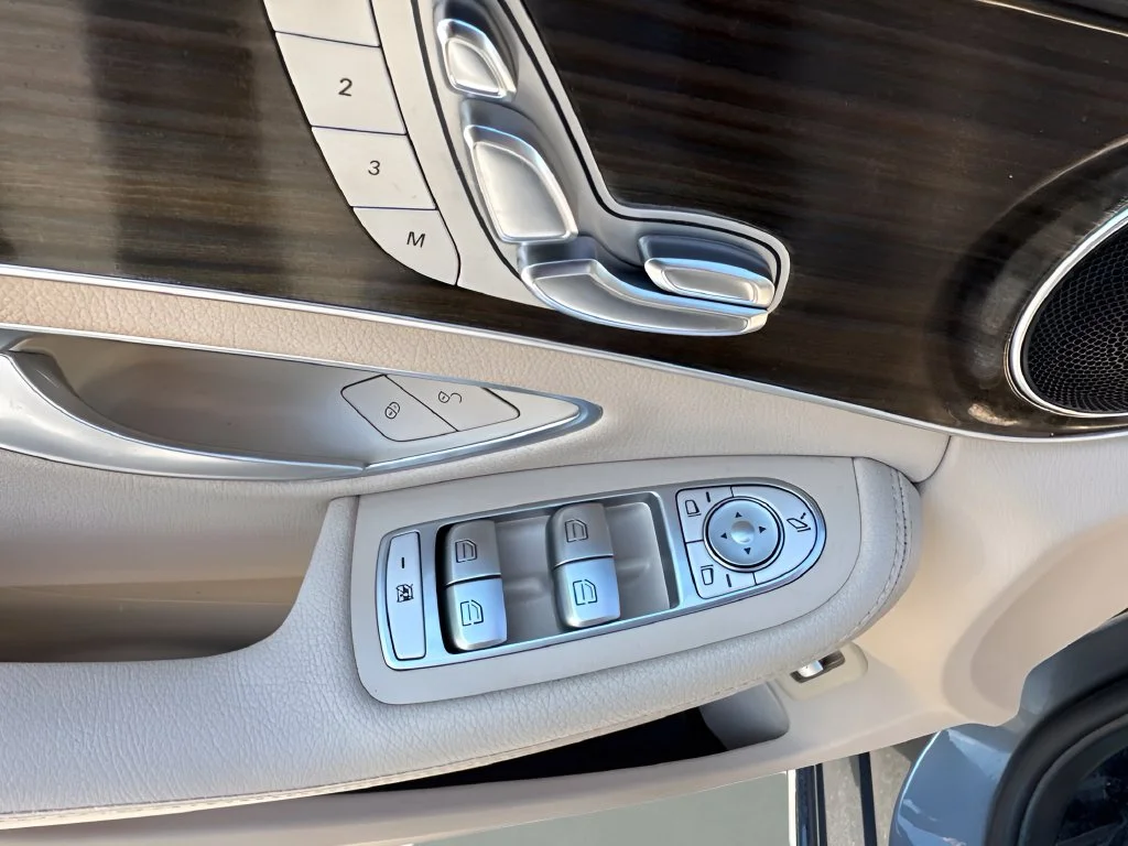 Used 2018 Beige Mercedes-Benz C 300 image 22