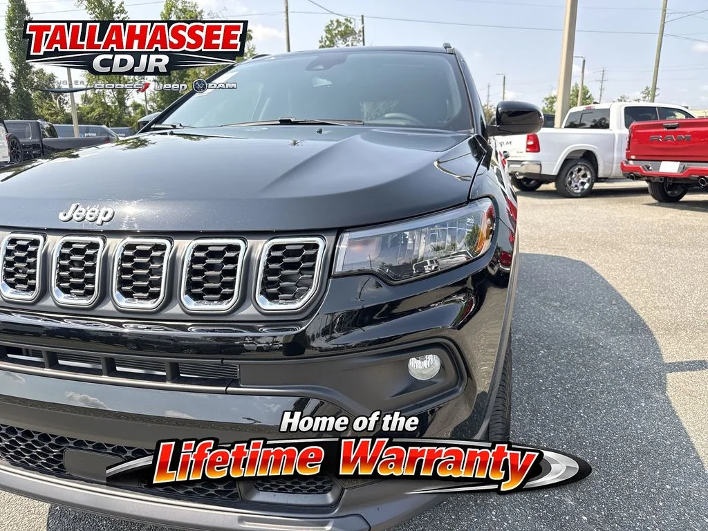 New 2026 Diamond Black Crystal Pearl-Coat Exterior Paint Jeep Latitude image 9