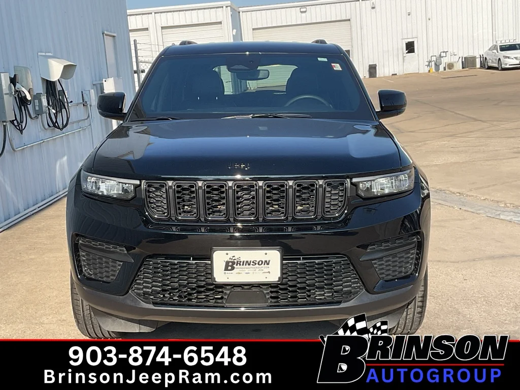 Used 2024 Diamond Black Crystal Pearlcoat Jeep Altitude image 2