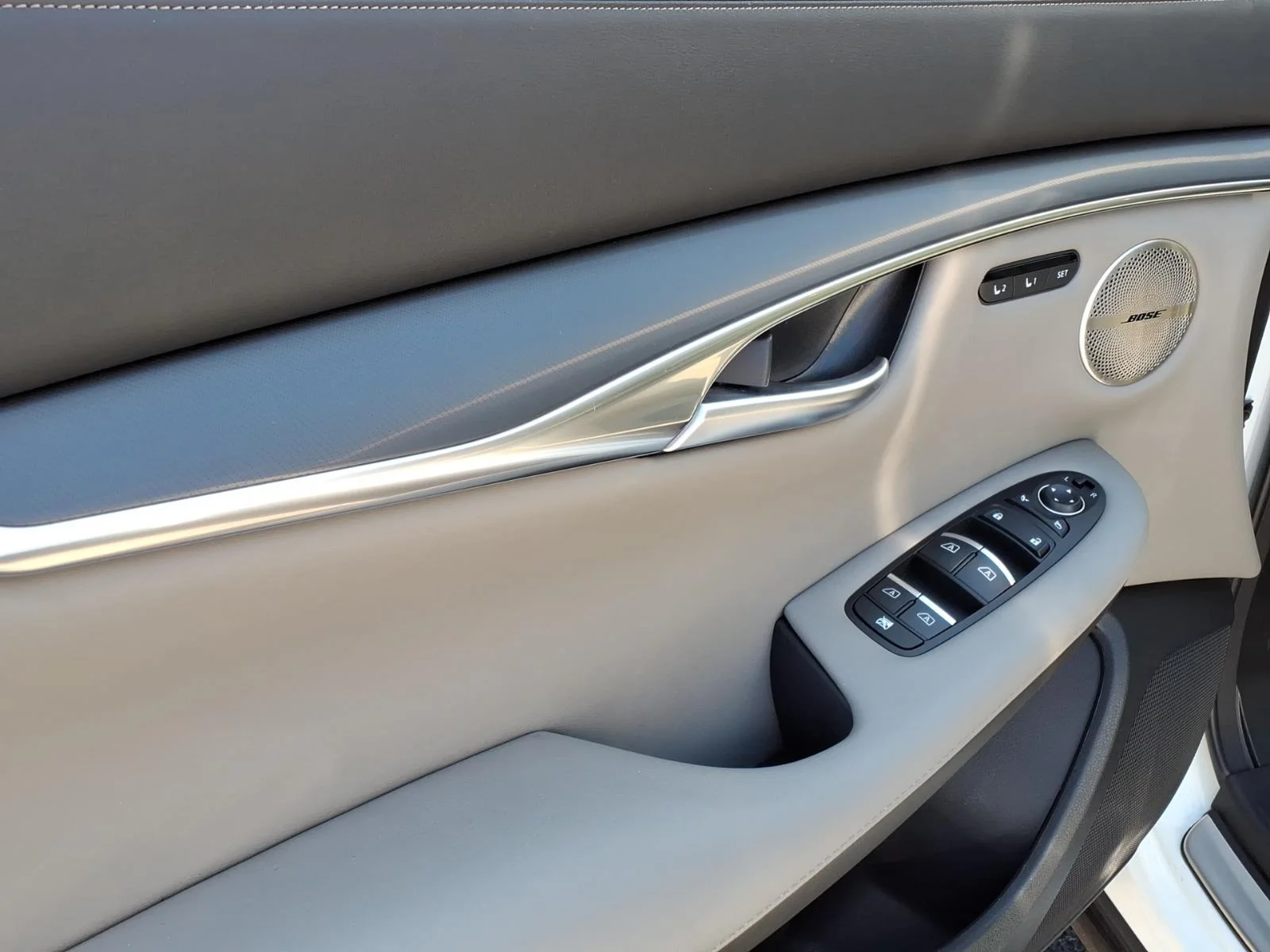 Certified Used 2025 White INFINITI LUXE image 11
