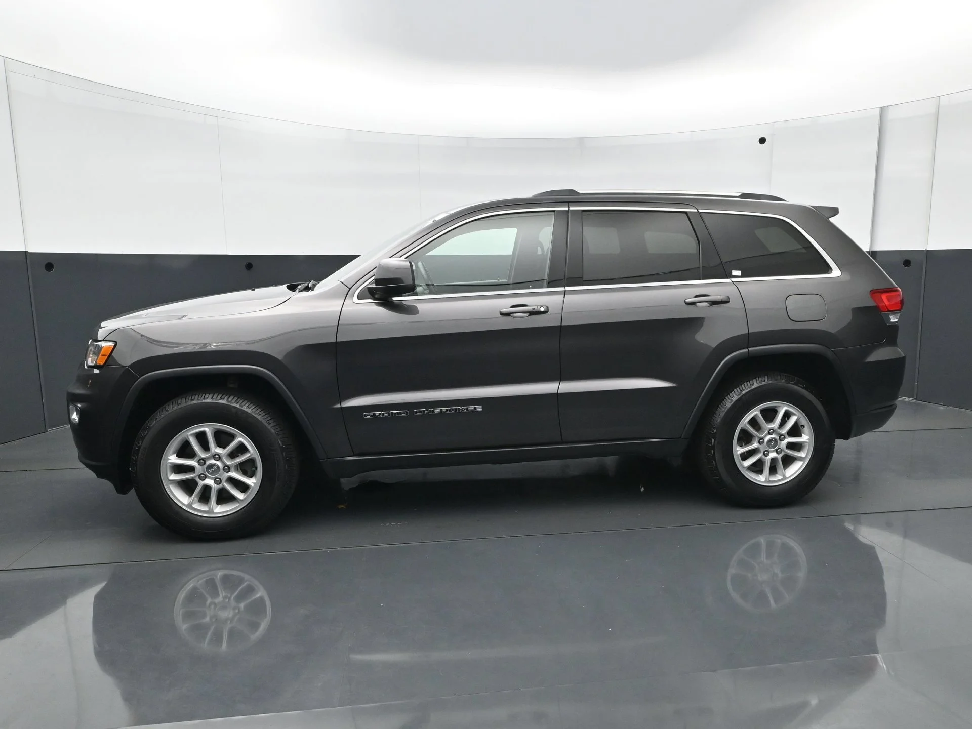 Used 2020 Granite Crystal Metallic Clearcoat Jeep Laredo E image 2