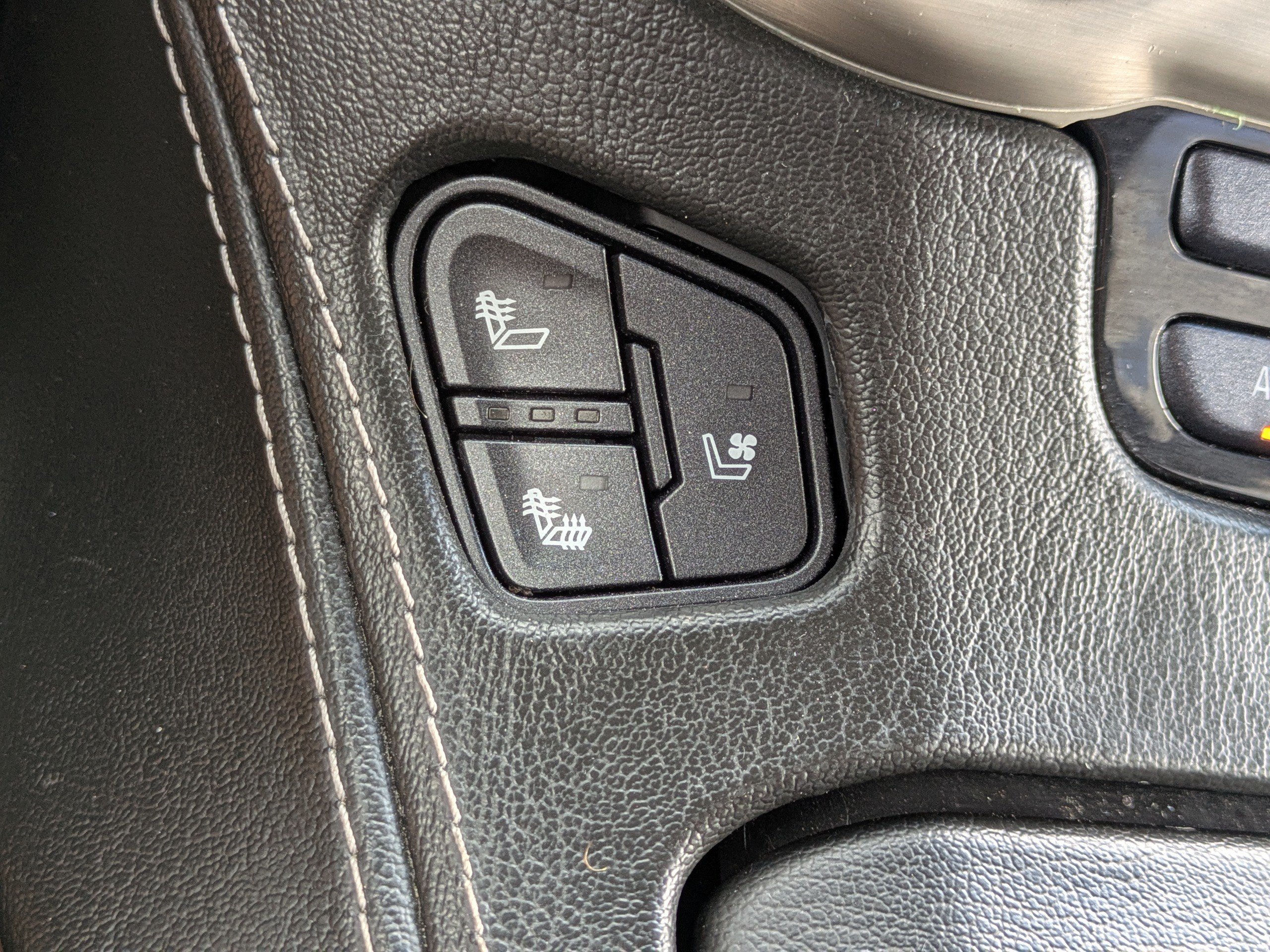 Used 2018 White Frost Tricoat GMC Denali image 34