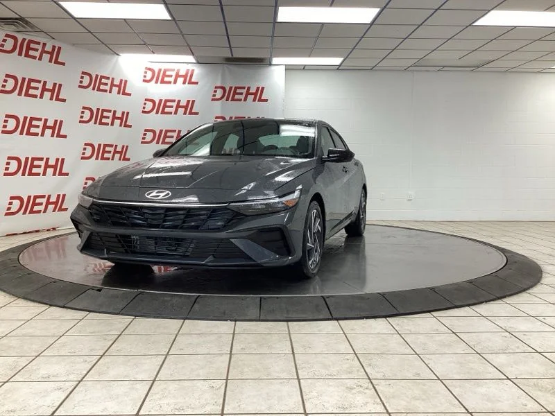 Used 2025 Gray Hyundai SEL Sport image 3