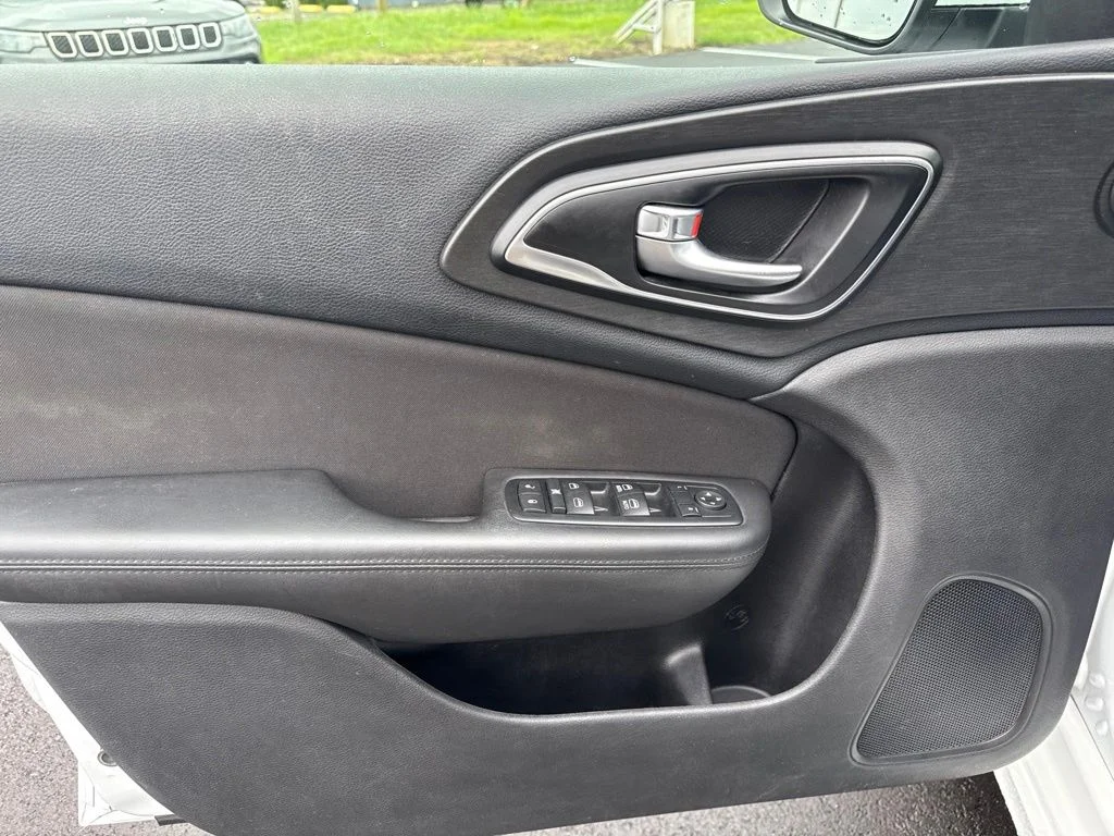 Used 2016 White Chrysler Limited image 13