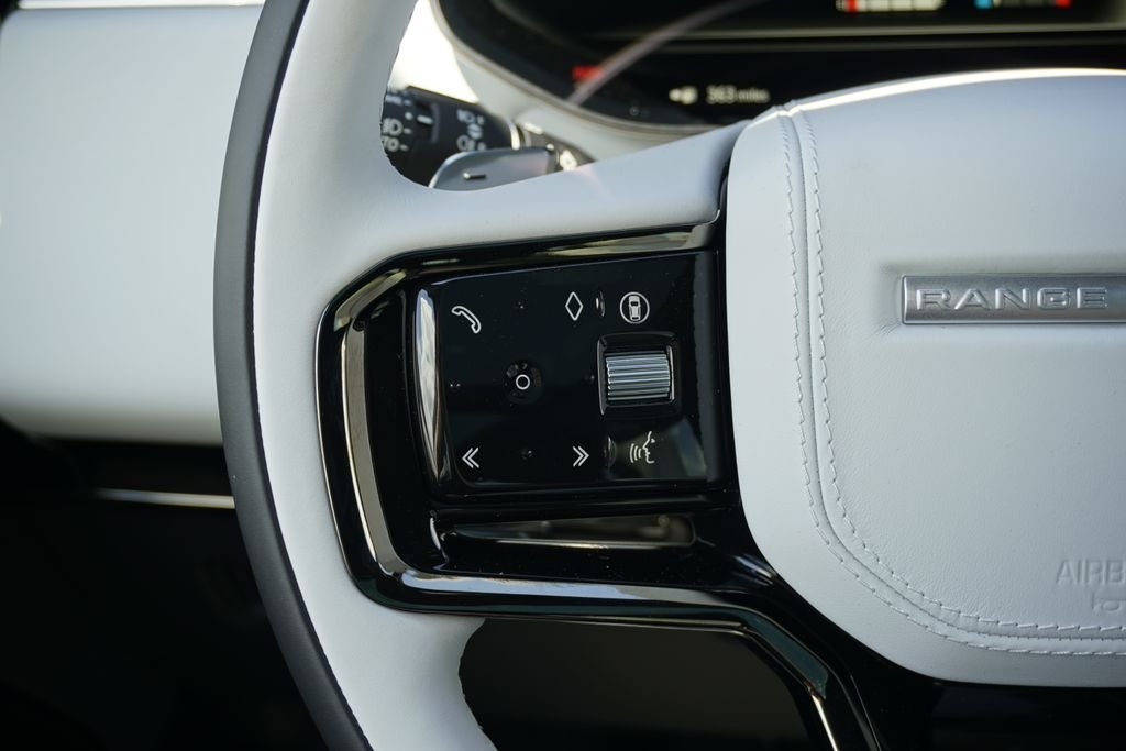 New 2026 Ostuni Pearl White LAND ROVER Dynamic SE image 12