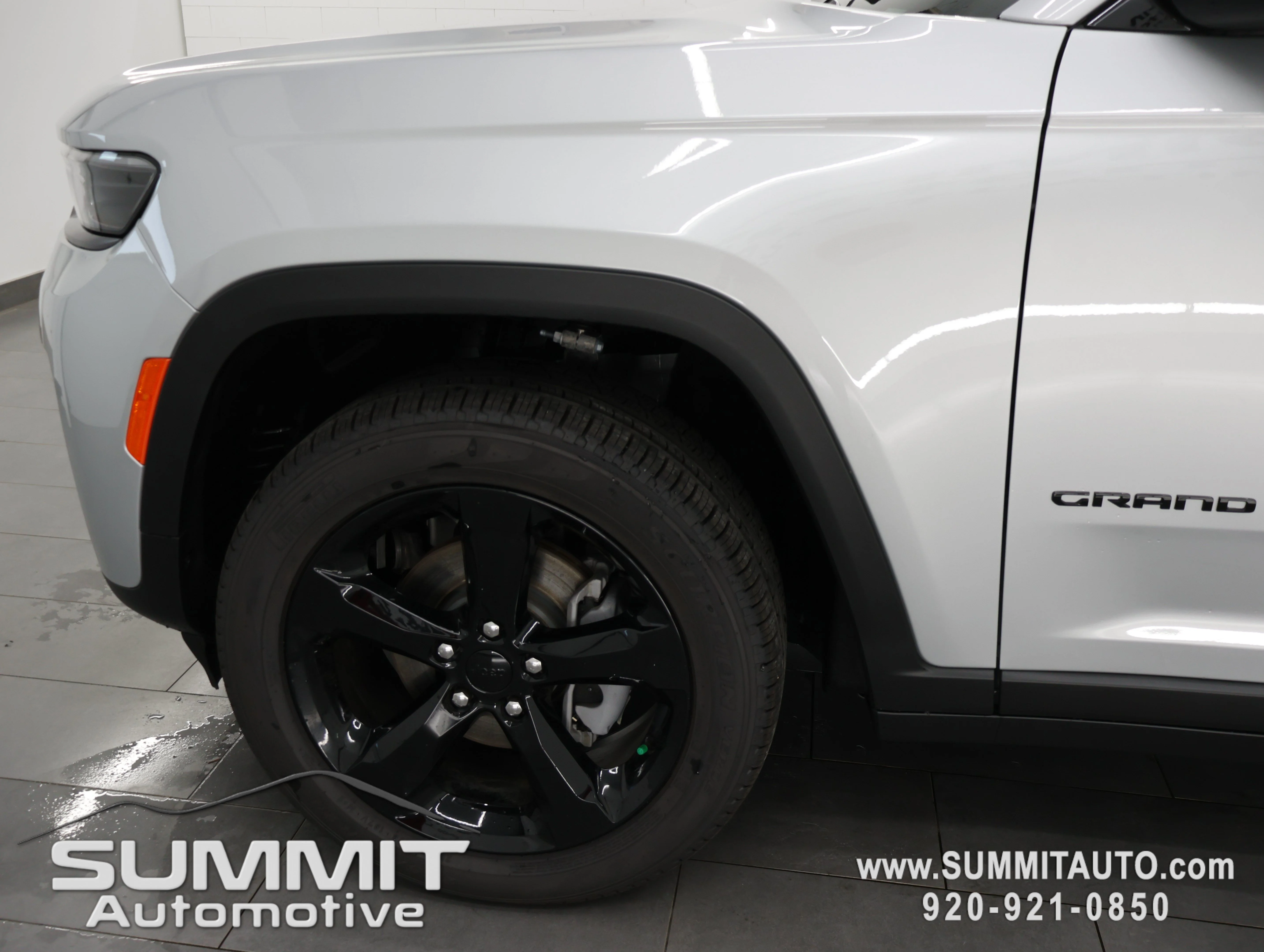 New 2026 Silver Zynith Exterior Paint Jeep Limited image 36