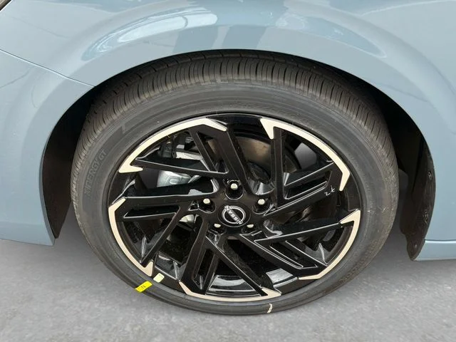 New 2026 Atlantic Gray Metallic / Super Black Two-tone Nissan SR image 11