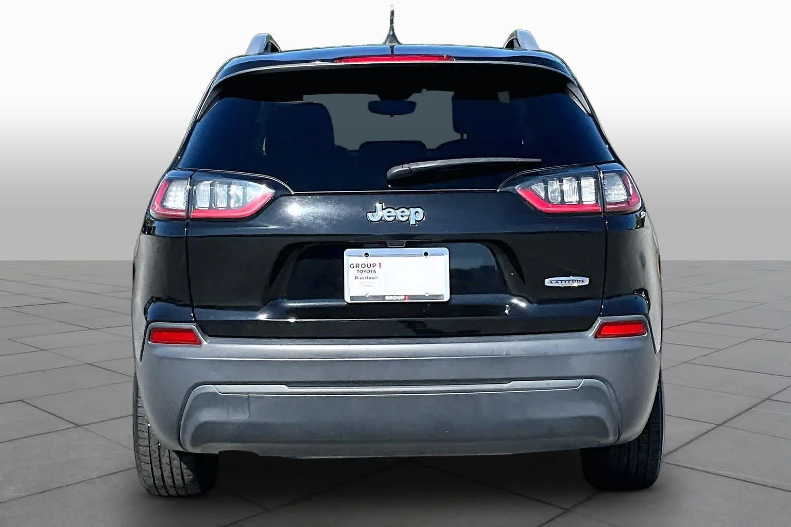 Used 2021 Diamond Black Crystal Pearlcoat Jeep Latitude image 5