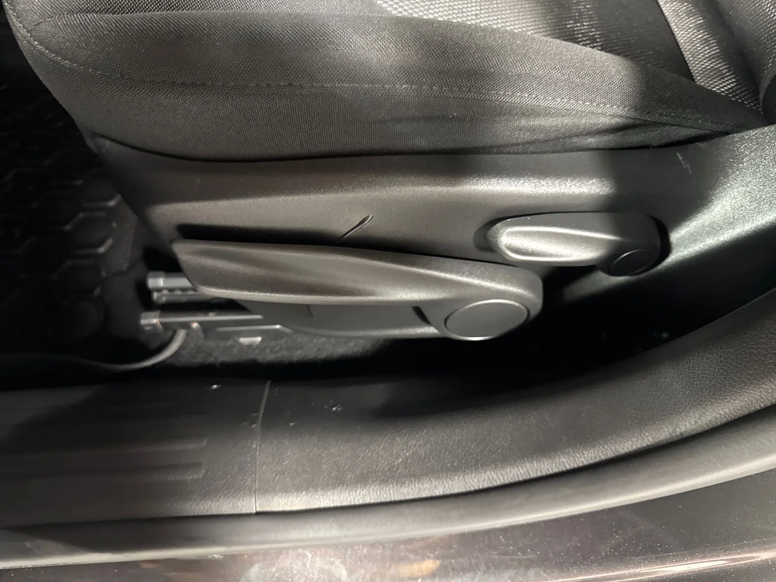 Used 2017 Granite Crystal Metallic Clearcoat Jeep Latitude image 15