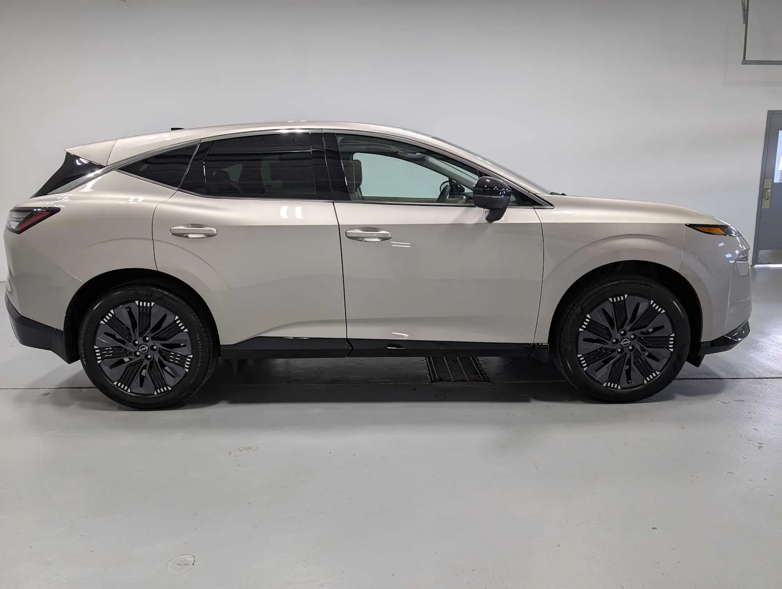Used 2026 Champagne Silver Metallic Nissan Platinum image 7