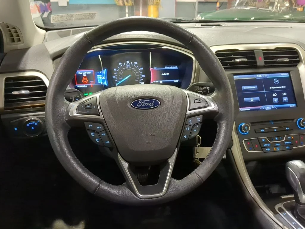 Used 2016 Magnetic Ford SE image 2