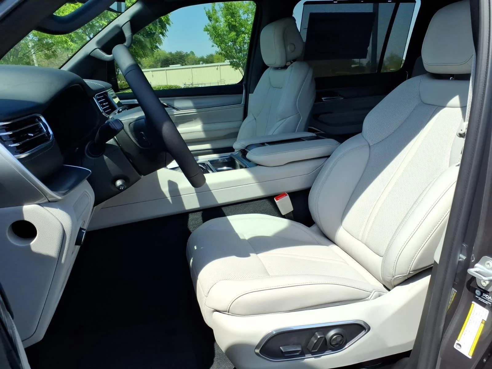 New 2026 Baltic-Gray Metallic Clear-Coat Exterior Paint Jeep Limited Reserve image 19