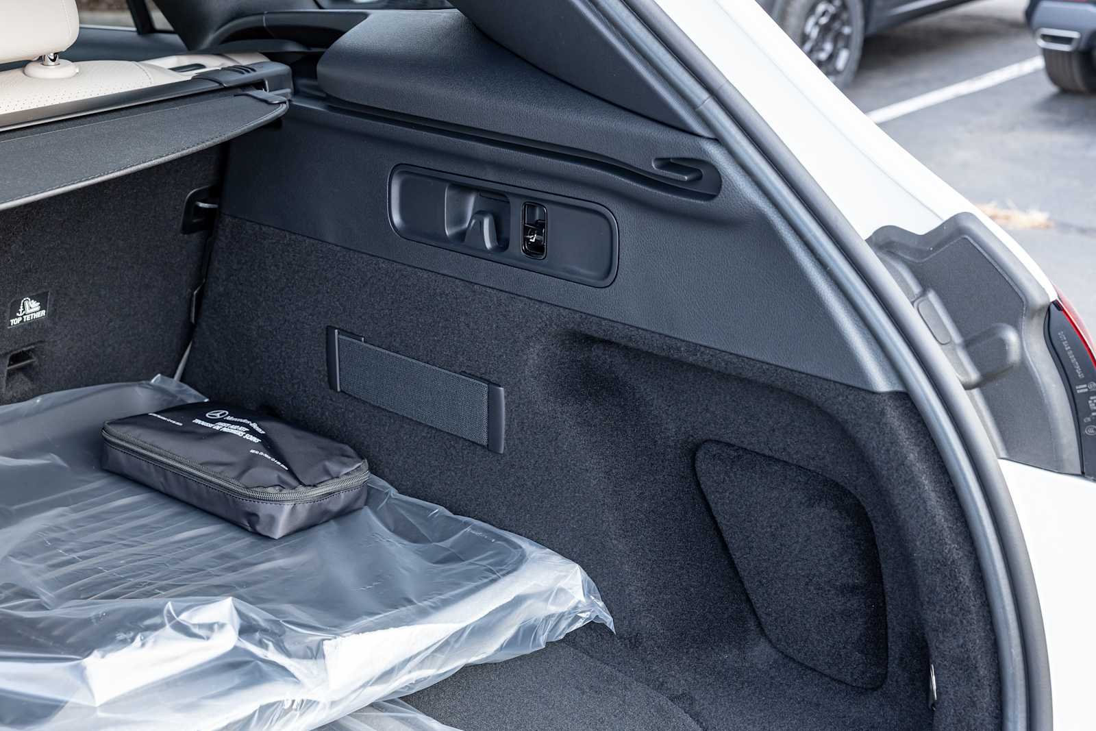 New 2026 Polar White Mercedes-Benz GLC 300 image 26