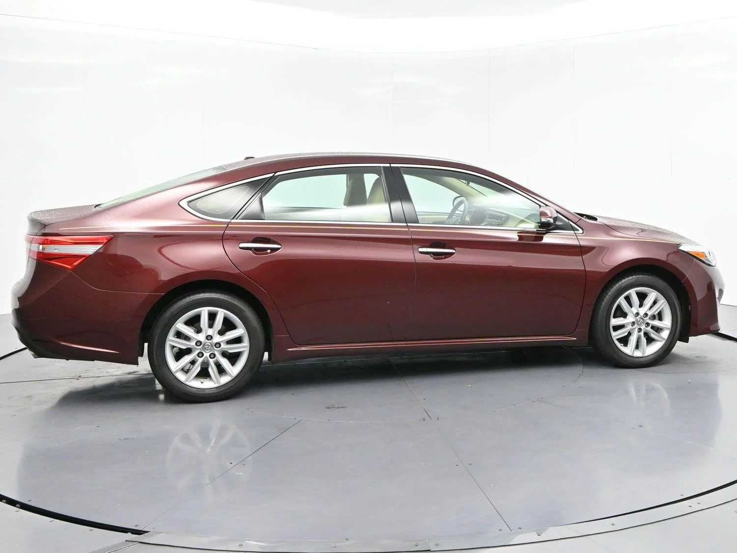 Used 2015 Ooh La La Rouge Mica Toyota XLE image 8