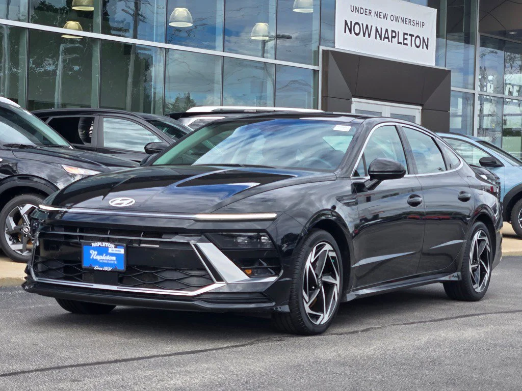 Used 2024 Black Hyundai SEL image 3