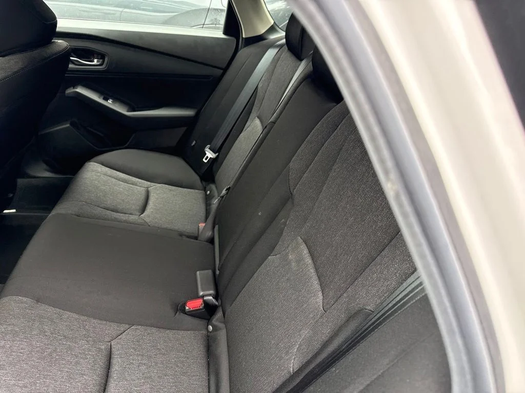 Used 2025 Platinum White Pearl Honda SE image 10