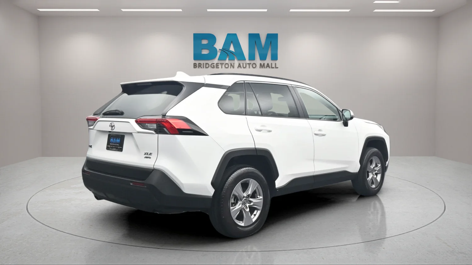 Used 2025 White Toyota XLE image 6