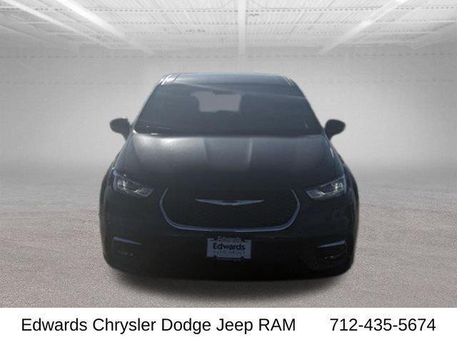 New 2026 Diamond Black Crystal Pearl-Coat Exterior Paint Chrysler Select image 2
