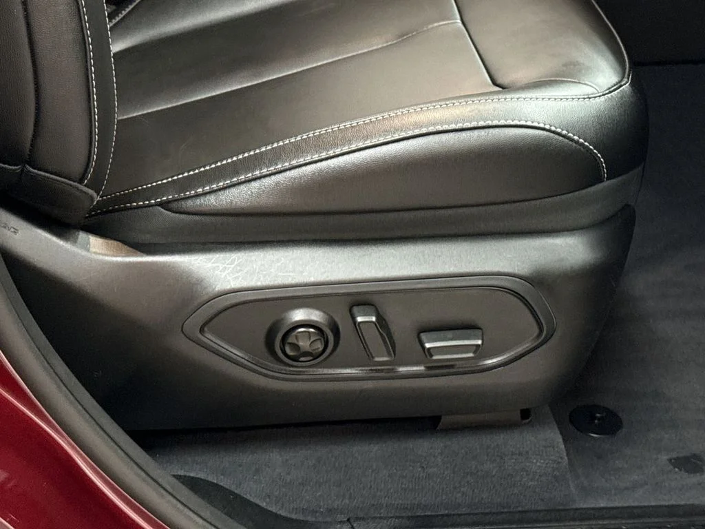 Used 2023 Velvet Jeep Limited image 33