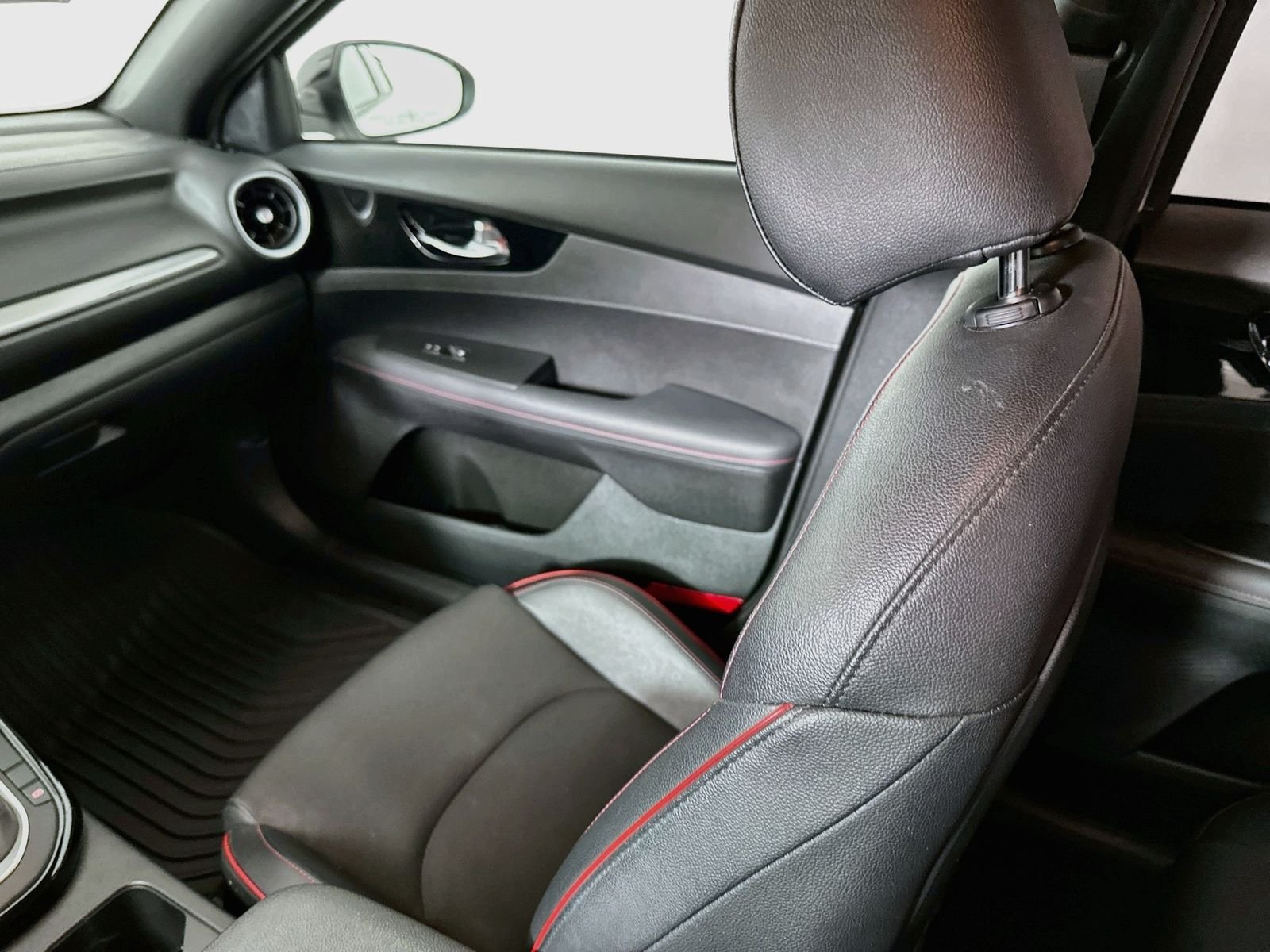 Used 2022 Snow White Pearl Kia GT image 22