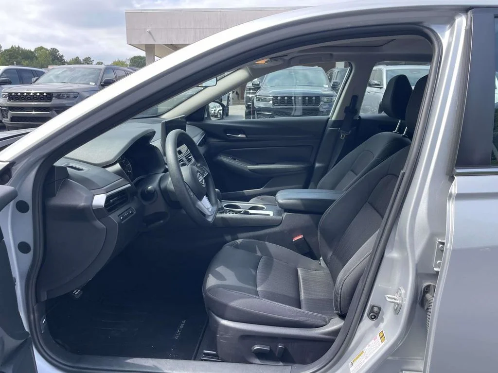 Used 2025 Silver Nissan 2.5 SV image 22