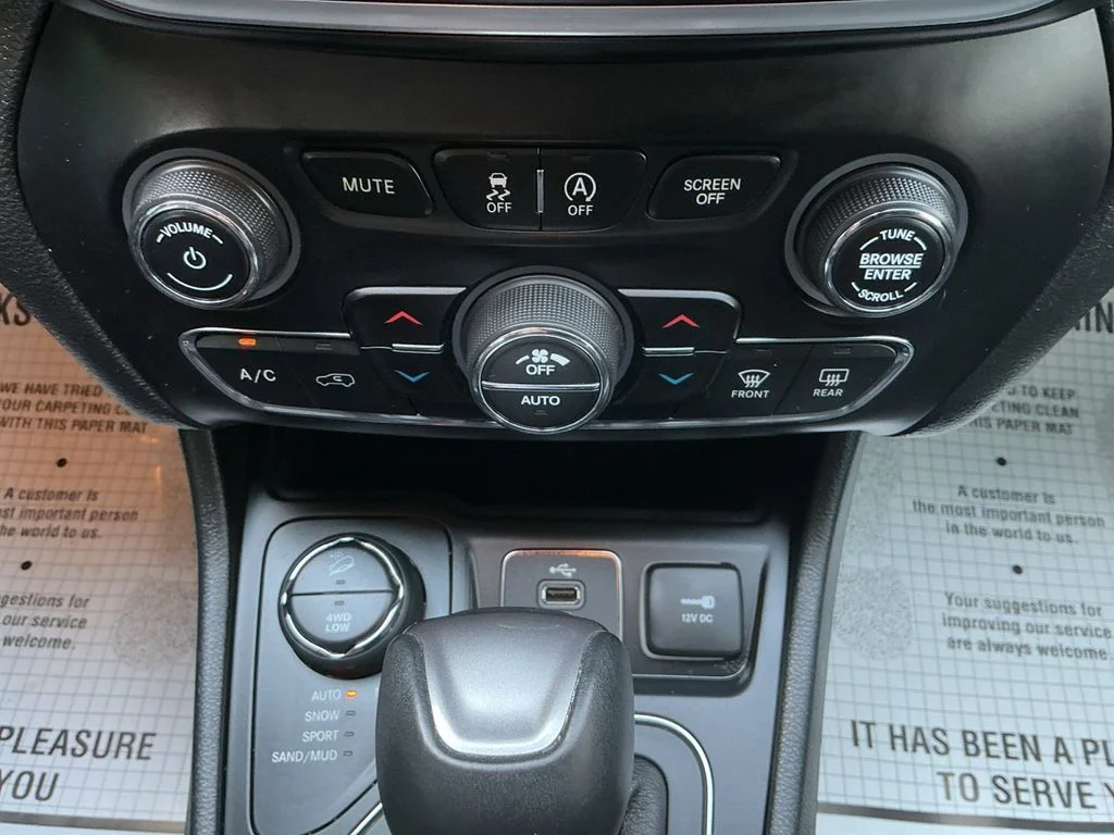 Used 2019 White Jeep Latitude Plus image 16