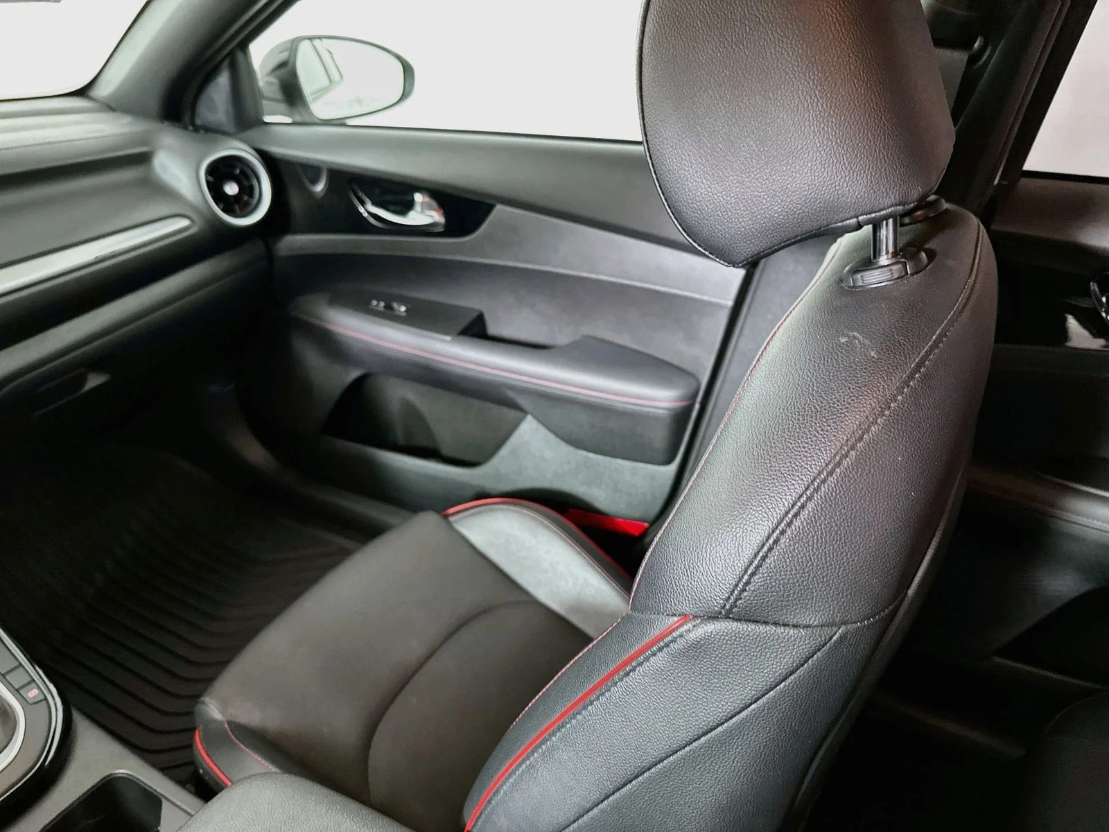 Used 2022 Snow White Pearl Kia GT image 22