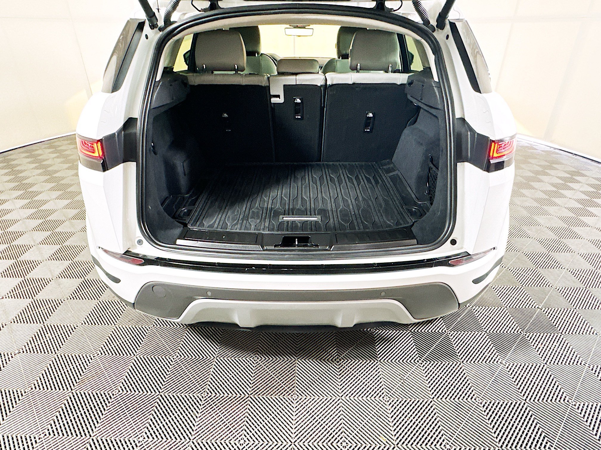 Used 2020 White Land Rover SE image 31