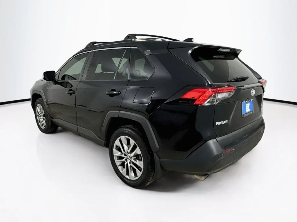 Used 2022 Midnight Black Metallic Toyota XLE Premium image 5