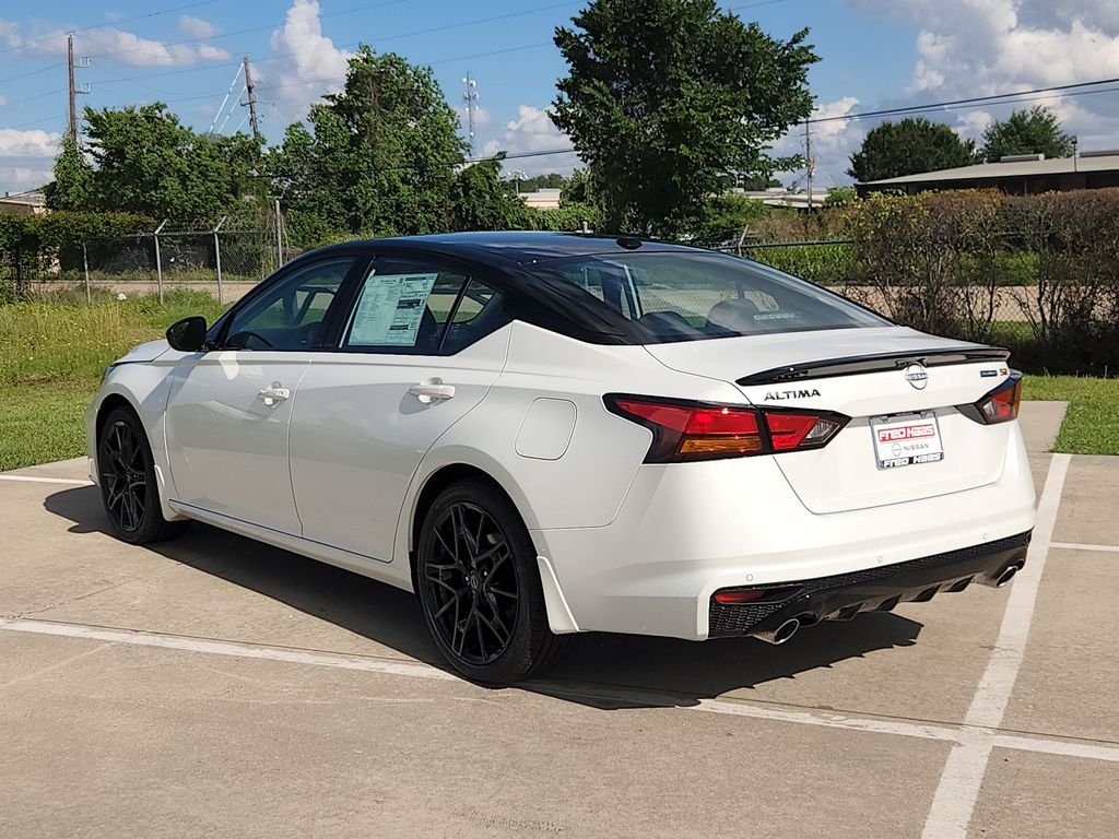 New 2026 Pearl White TriCoat / Super Black Two-tone Nissan 2.5 SR image 4