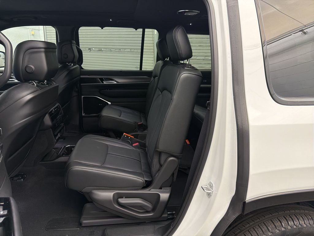 New 2026 Bright White Clear-Coat Exterior Paint Jeep Limited Reserve image 21