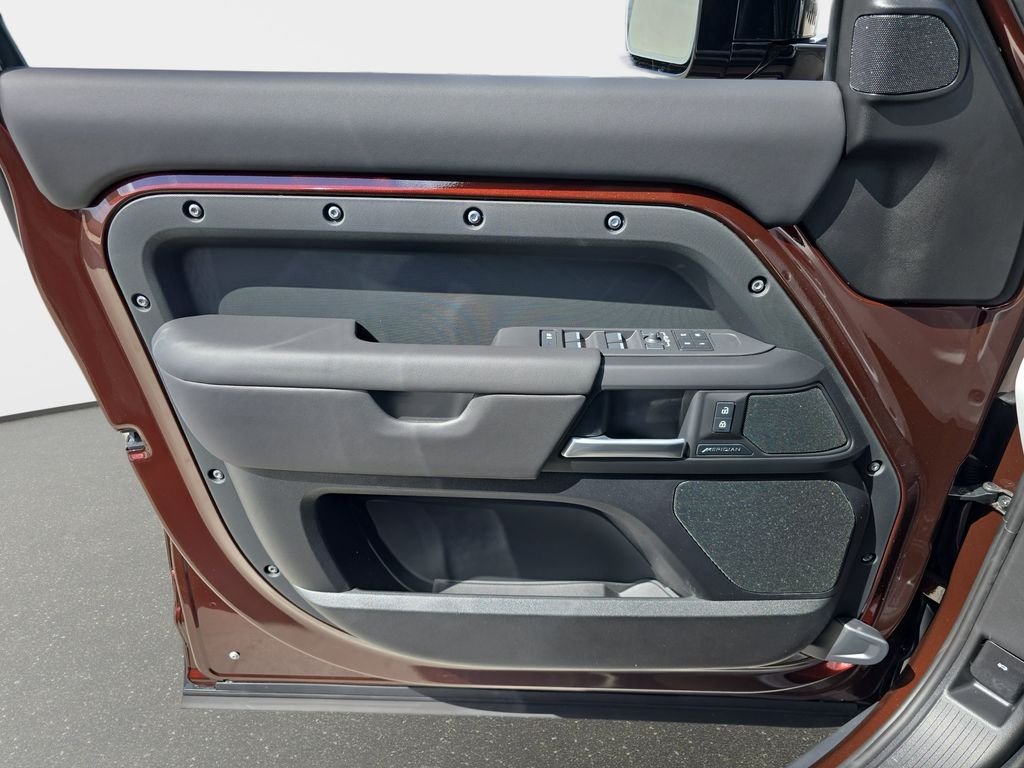 New 2026 Sedona Red Land Rover S image 28