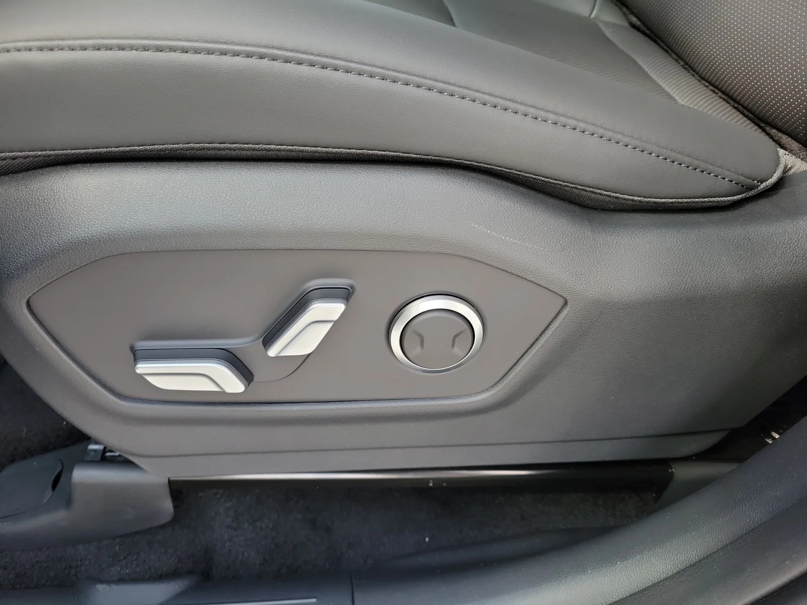 New 2027 Serenity White Hyundai SEL 4dr Front-Wheel Drive image 13
