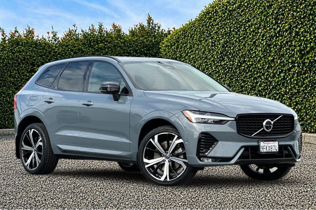 2023 Volvo XC60 B6 Ultimate Dark Theme