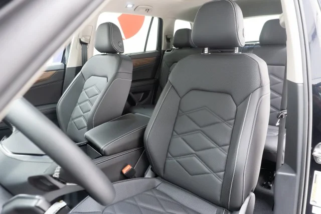 New 2026 Deep Black Pearl Volkswagen 2.0T SE w/Technology image 21