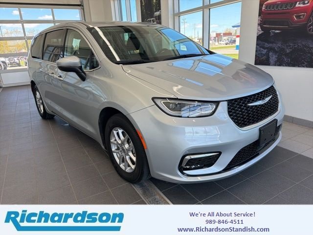 2023 Chrysler Pacifica Touring L's photo