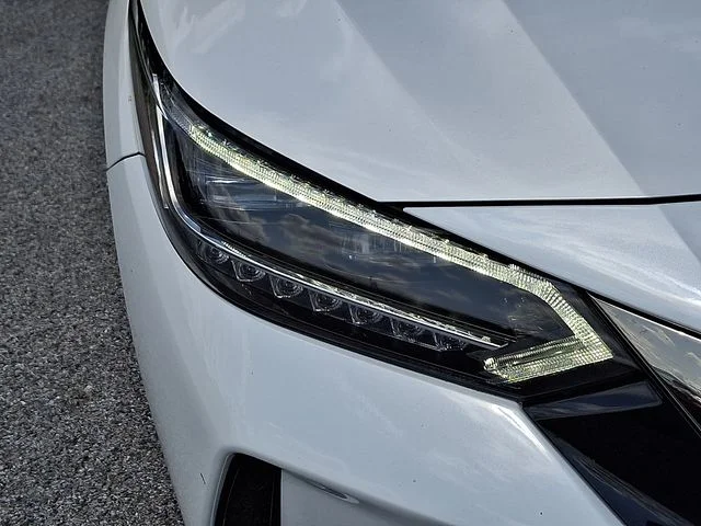 Used 2022 White Nissan SR image 10