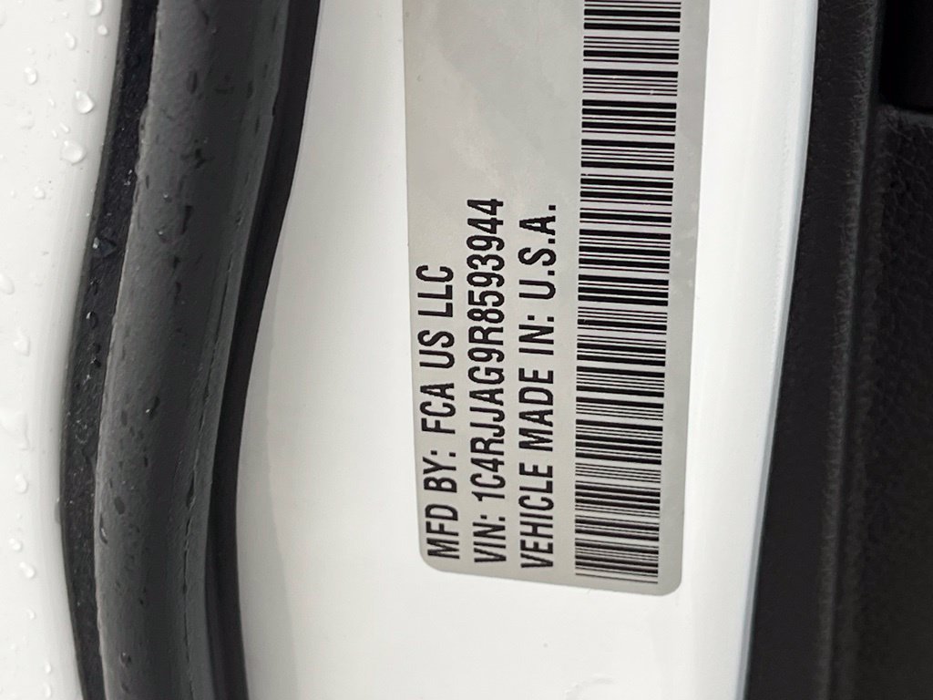 Used 2024 White Jeep Laredo image 3