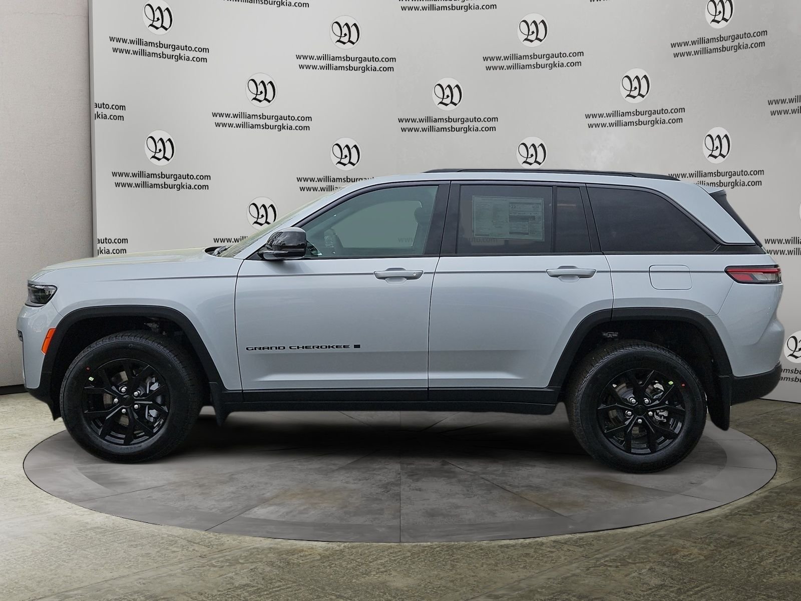 New 2026 Silver Zynith Exterior Paint Jeep Altitude image 2