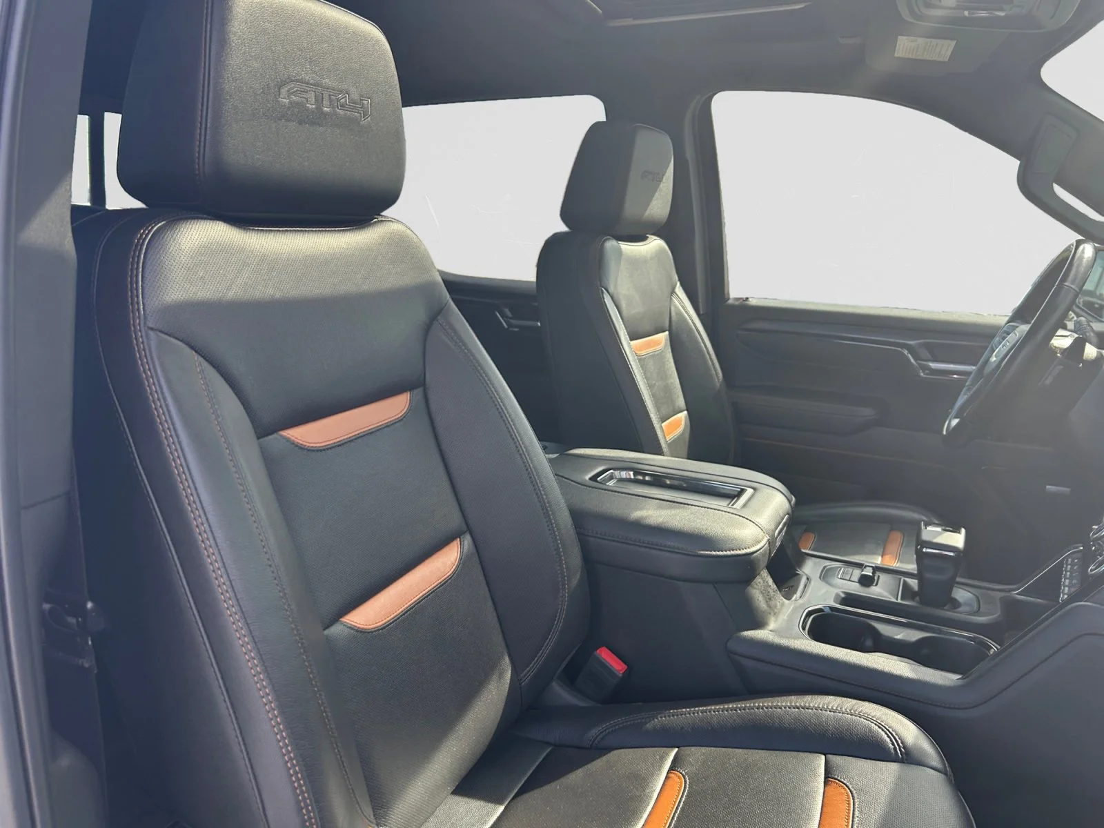 Used 2022 White GMC AT4 Crew Cab image 12