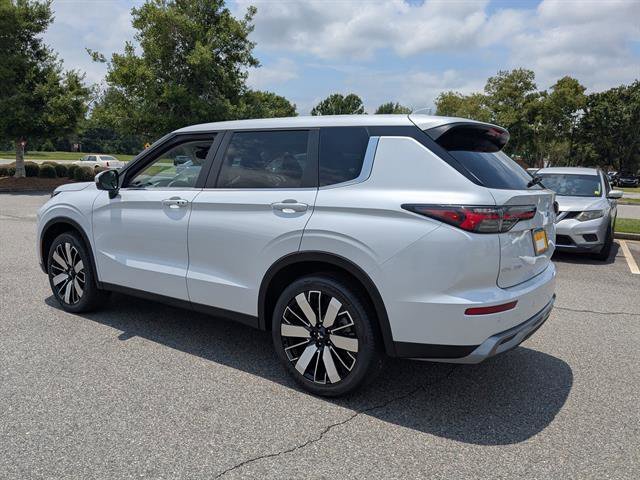 Used 2025 White Diamond Mitsubishi SE image 12