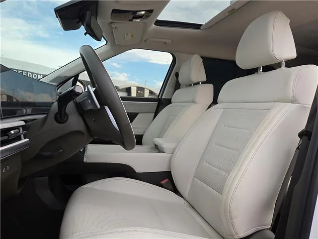 Used 2025 Serenity White Hyundai Calligraphy (DCT) Front-Wheel Drive image 9